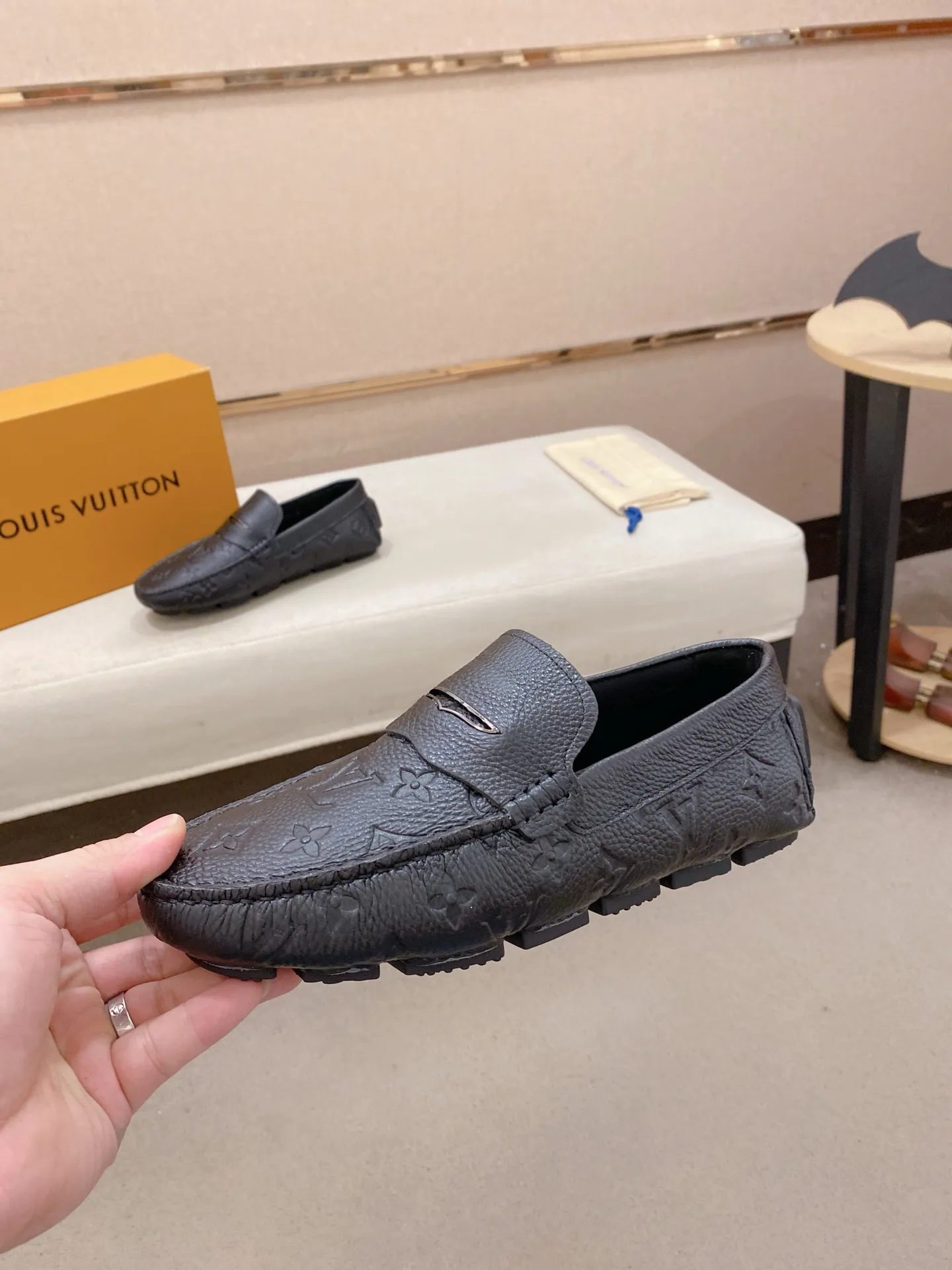 Factory price: 500💰High-end quality! LV 🆕🆕Exclusive hot-selling products in stock🔥🔥New products on the shelves, high-quality Ferragamo men's pea shoes, high-end casual driving shoes, with complete packaging! 💪 💪 Material: imported pebbled cowhide 🐂 + imported high-quality buffalo leather lining + wear-resistant outsole 👍🏻👍🏻 Features: high-end and comfortable, purely handmade 🚀 🚀 Create the perfect shoe that suits you best 🔥 🔥 Size: (38-44) 45 standard size can be customized!